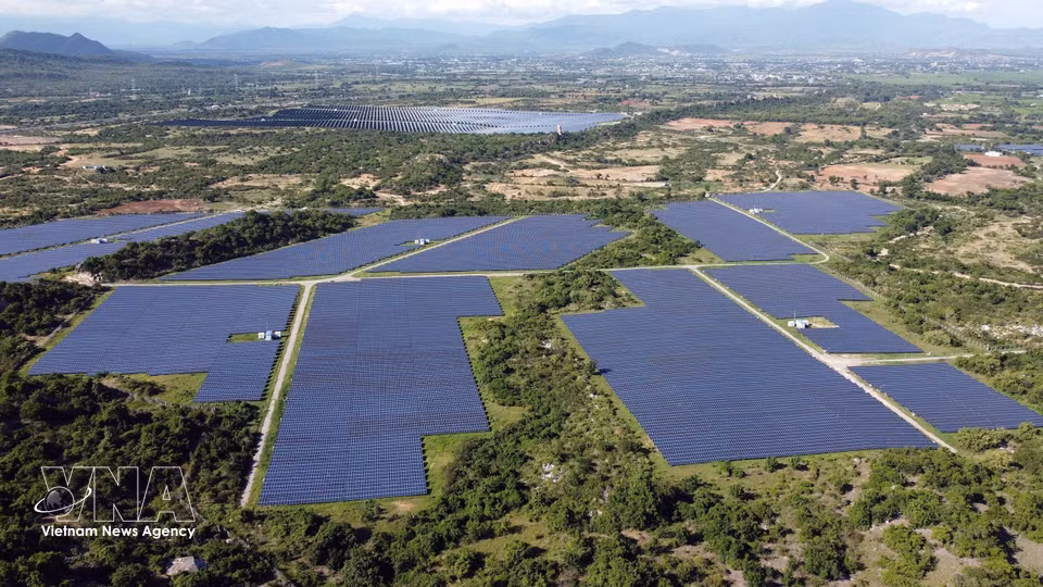 La transition énergétique et le développement des énergies renouvelables visent à mettre en œuvre des objectifs de réduction des émissions, de protection de l'environnement et de développement durable. Photo : VNA