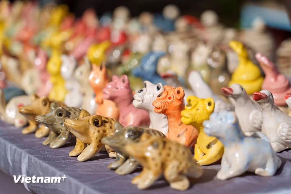 Après leur passage au four, les figurines sont parées de couleurs vives, devenant ainsi des souvenirs artisanaux uniques pour les visiteurs. Photo : Vietnam+