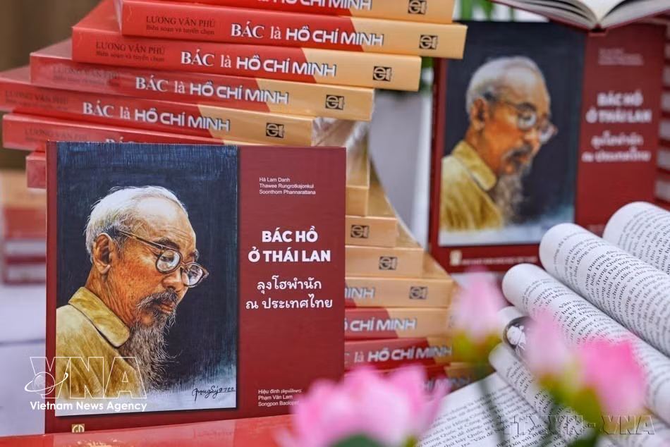 La Maison d'édition vietnamienne de l'Éducation publie deux ouvrages de référence sur le Président Hô Chi Minh, dont l'un est consacré à son séjour en Thaïlande, à Hanoï, le 30 juillet 2025. Photo : VNA