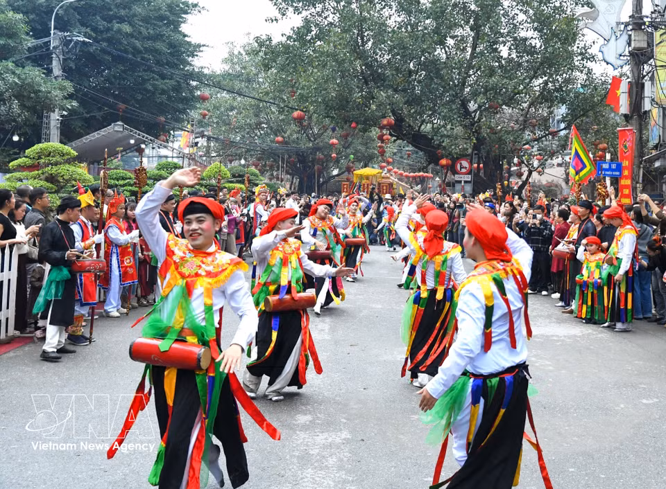 Selon la tradition, cette danse remonte à l’époque où le héros national Phung Hung (Bo cai Dai Vuong) demanda à ses soldats de se travestir et de porter des tambours pour galvaniser les troupes avant le combat contre la dynastie chinoise Tang (618-907). Photo : VNA