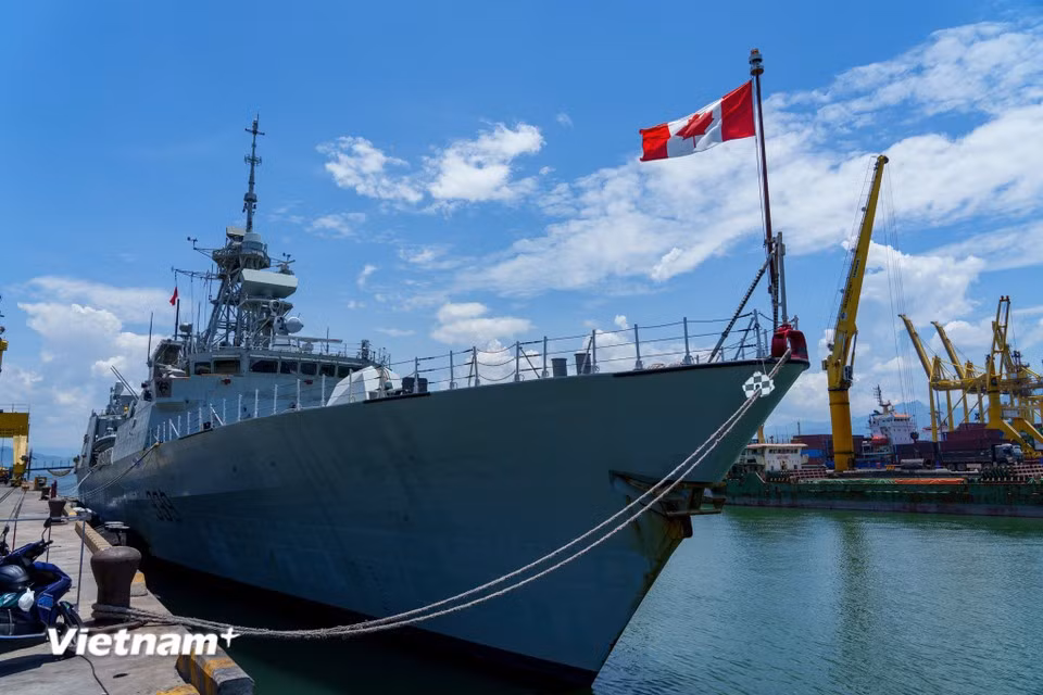 Le drapeau national canadien flotte à la proue du NCSM Charlottetown, en visite d'amitié à Da Nang. Photo : Vietnam+