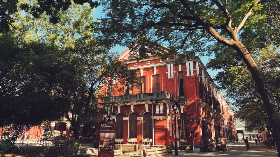 Représentatif de l'esthétique indochinoise, l'édifice se distingue par son enduit rouge foncé caractéristique et son élégant ordonnancement de portes cintrées. Photo : VNA