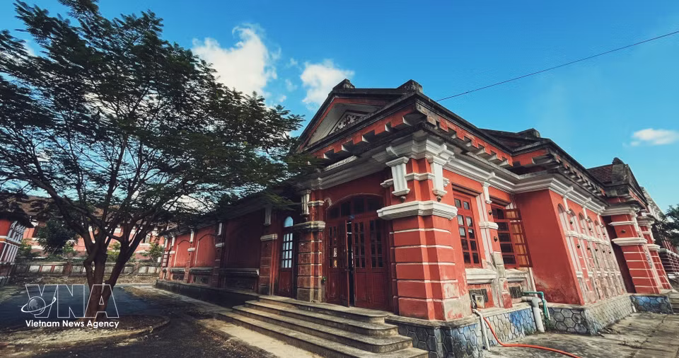 Le Lycée d'excellence Quôc hoc de Huê est imprégné de l'architecture coloniale indochinoise. Photo : VNA