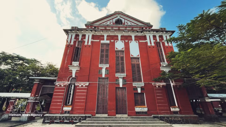 Marqué par le style indochinois, le lycée s'impose au regard par ses façades d'un ocre rouge chaleureux, ses portes cintrées, ses larges couloirs et sa toiture de tuiles traditionnelles, synthétisant l'union entre architecture européenne et traditions locales. Photo : VNA