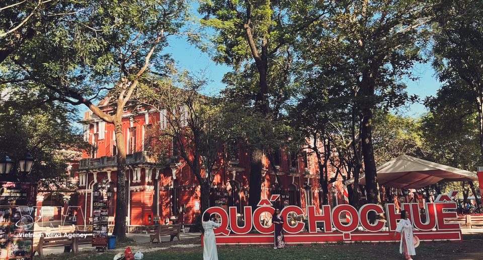 Ayant traversé les décennies sans perdre son authenticité, le Lycée d’excellence Quôc hoc de Huê s’inscrit pleinement dans le patrimoine urbain de la ville. Gardien de la mémoire de générations d’enseignants et d’élèves, il demeure un haut lieu de transmission du savoir et de l’histoire, tout en attirant de nombreux visiteurs séduits par son architecture remarquable et son atmosphère chargée de souvenirs, au cœur de l’ancienne capitale impériale. Photo : VNA