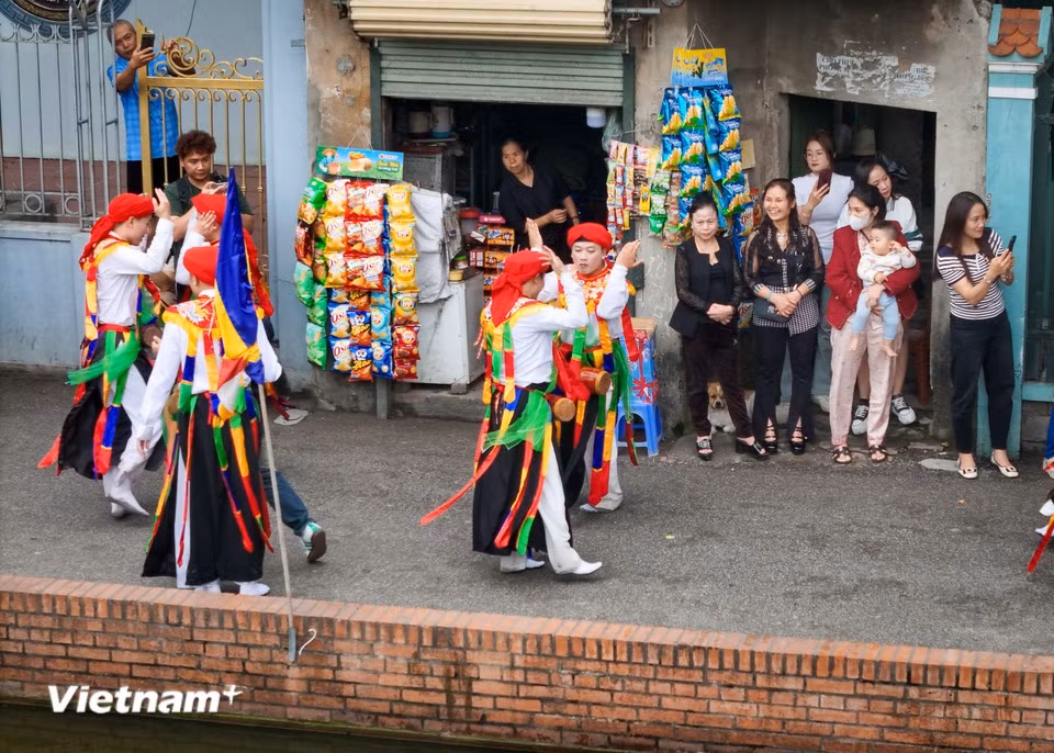 Cette performance unique, riche en émotions, témoigne de la résilience et de la vitalité des traditions culturelles face aux défis contemporains. Photo : Vietnam+