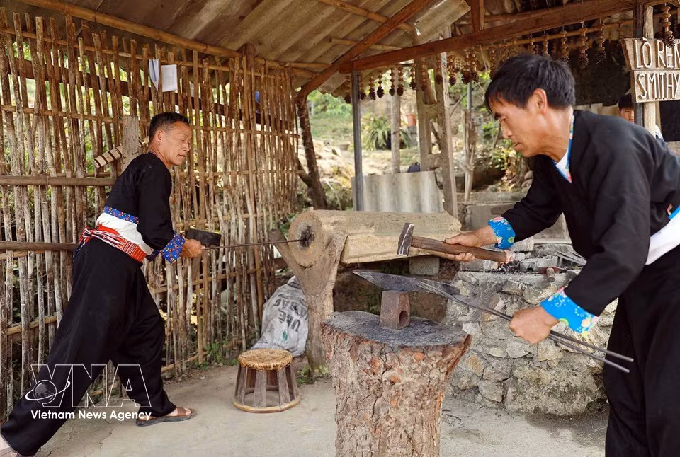 Dans leur vie quotidienne, les habitants de Lao Chai continuent de porter leurs costumes traditionnels. Photo : VNA