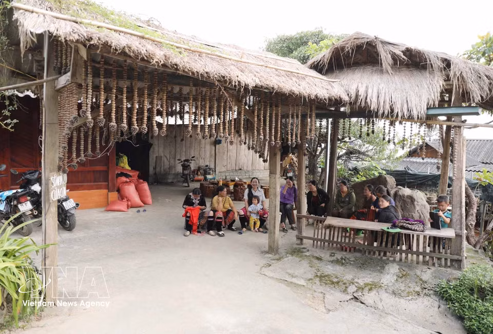 Avec leurs matériaux naturels, les maisons traditionnelles se fondent harmonieusement dans le paysage paisible de Lao Chai. Photo : VNA ​