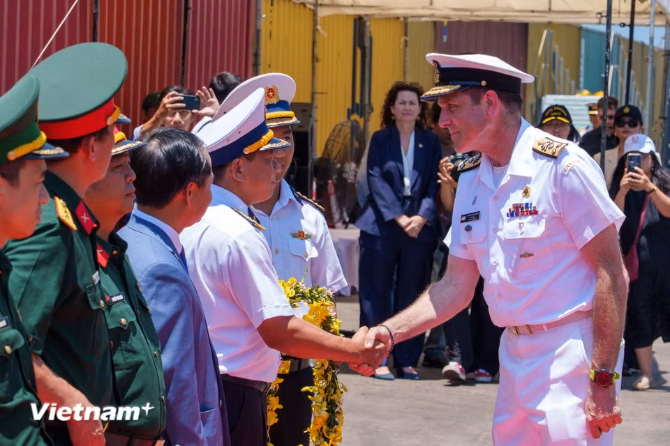 Un représentant de la délégation du NCSM Charlottetown serre la main d'un officier de la Marine populaire vietnamienne lors de la cérémonie d'accueil. Photo : Vietnam+