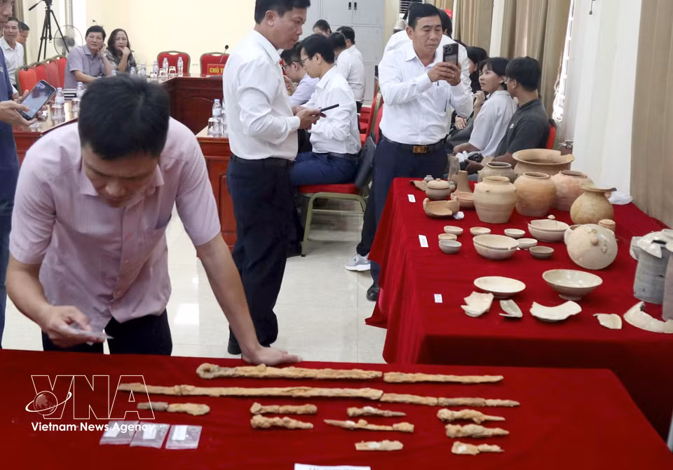 De nombreux objets funéraires ont été mis au jour, notamment des jarres, coupes, bols, pots et bouteilles en céramique et en terre cuite vernissée, ainsi que des pièces de monnaie Wuzhu, des couteaux, des lames et des épées en fer, des objets en bronze, des perles en verre, des perles en métal doré et des objets en forme de feuille. Photo: VNA