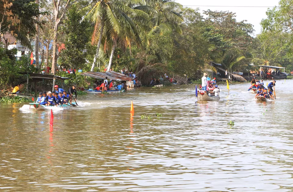 Les équipes se sont affrontées dans une course de 600 m. Photo : VNA