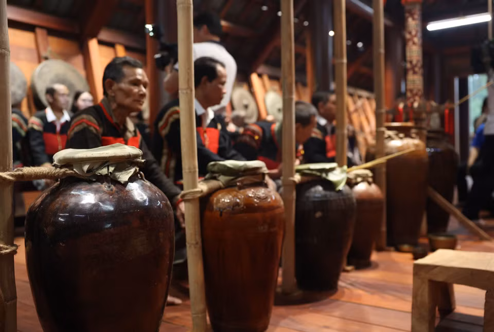 Les jarres de vin lors des cérémonies d'inauguration de la nouvelle maison des Êdê. Photo : VNA