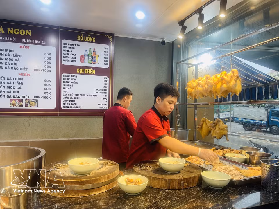 Dans un restaurant de la zone urbaine de Linh Dam à Hanoï, un chef prépare avec soin des bols de Pho au poulet pour ses clients. Photo : VNA
