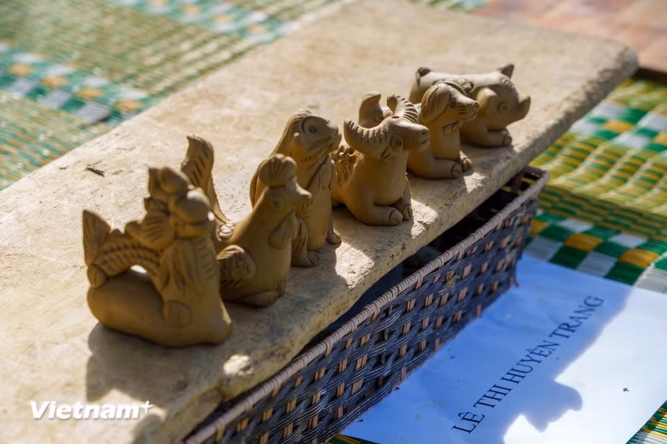 Des figurines "tò he" aux formes rustiques, représentant les douze signes du zodiaque, sont présentées lors de la fête. Photo : Vietnam+