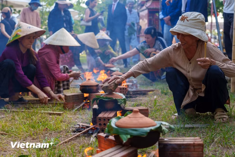 Recouvert de feuilles de bananier pour en exalter le parfum, le riz cuit dans ces pots traditionnels exige une surveillance constante. Photo : Vietnam+ ​