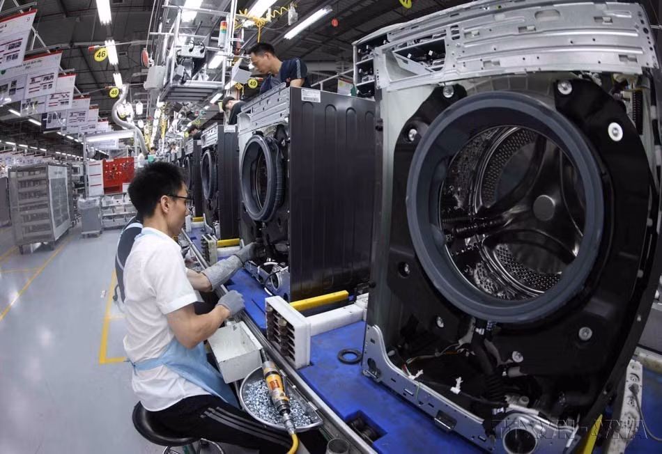 La chaîne d'assemblage de machines à laver de l'usine LG Electronics Vietnam à Hai Phong produit des équipements destinés à l'exportation vers plusieurs pays, dont le Canada. Photo : VNA