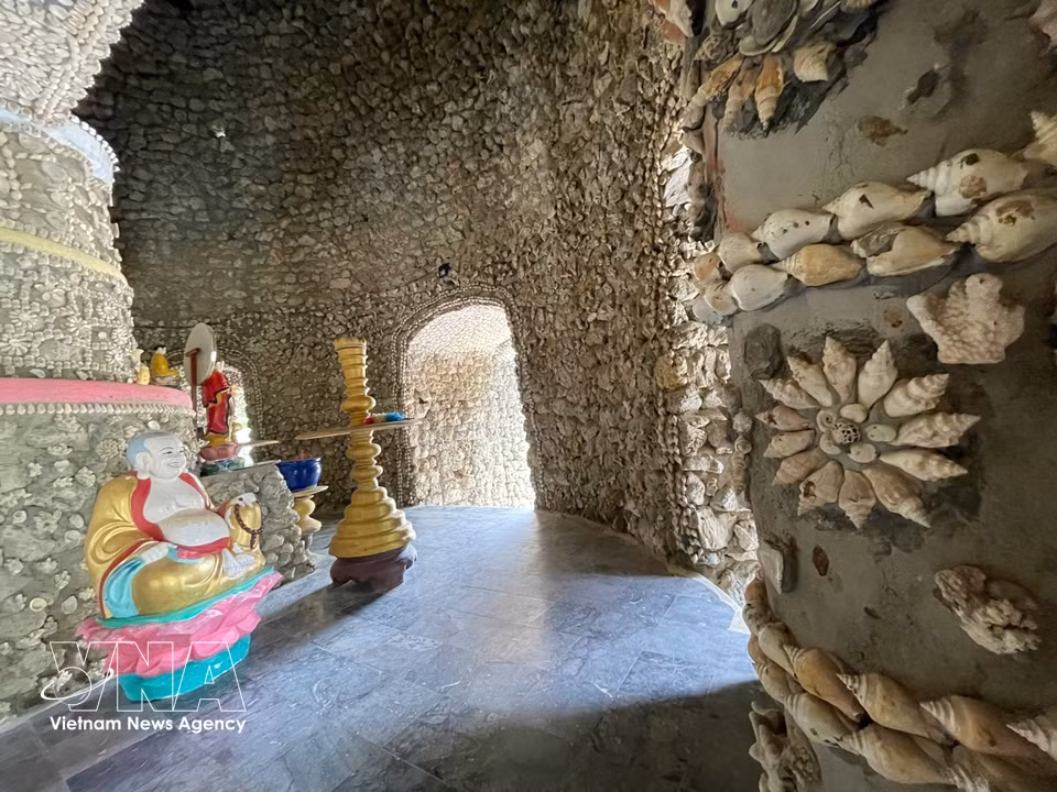 Construite en 1968 dans la province de Khanh Hoa (Centre), la pagode Tu Van s’est progressivement enrichie de nouveaux ouvrages jusqu’en 1995, date à laquelle elle a pris son visage actuel. Sa particularité réside dans l’utilisation de coquillages et de coraux comme matériaux de construction, qui lui ont valu les surnoms de « pagode Coquille » et de « pagode Corail ». Photo : VNA