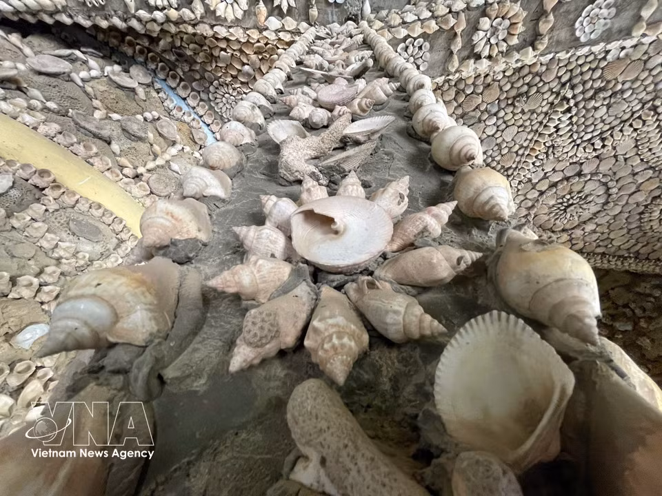 Les parois internes de l'édifice révèlent un travail artisanal remarquable où chaque motif est une mosaïque de coquilles d'escargots et de coquillages. Photo : VNA