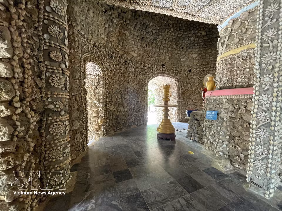 Grâce à son architecture unique et originale, ainsi qu’à son mode de construction entièrement manuel, réalisé par les bonzes, la pagode est devenue une attraction touristique incontournable pour les visiteurs de passage dans la province de Khanh Hoa.Photo : VNA