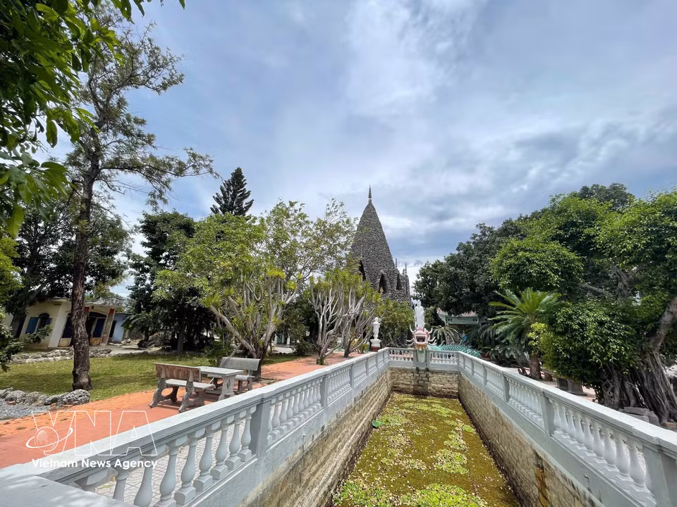 Ce qui impressionne le plus dans cette pagode est sans conteste la tour Bao Tich, achevée en 1995 et entièrement construite en calcaire corallien. Photo : VNA