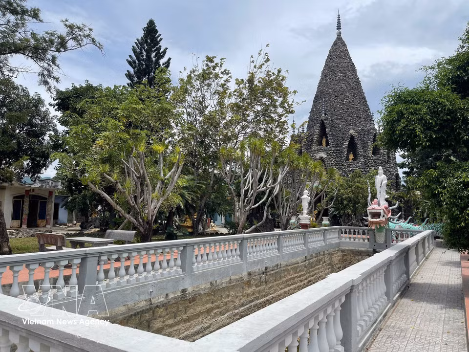 La tour Bao Tich se distingue par son architecture originale et particulièrement ouvragée, composée de 49 petites pyramides. Chacune abrite une statue de Bouddha, tandis qu’une mini-pyramide en couronne le sommet.