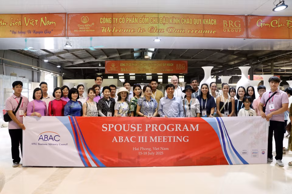 Autrefois un produit d'exportation majeur, la poterie de Chu Dâu a consolidé la place du Vietnam sur le marché mondial de la poterie. Relancé en 2001 par la société par actions de poterie de Chu Dâu, après des siècles de déclin, cet artisanat est aujourd'hui florissant. Aujourd'hui, la poterie de Chu Dâu est présente dans plus de 30 pays, exposée dans les principaux musées mondiaux et choisie comme cadeau diplomatique haut de gamme du Vietnam. Photo : VNA