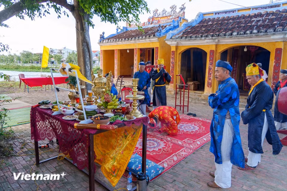 Les doyens du village, vêtus de l'ao dai et du turban traditionnel, accomplissent les rites de culte solennels en hommage aux ancêtres fondateurs du métier. Photo : Vietnam+