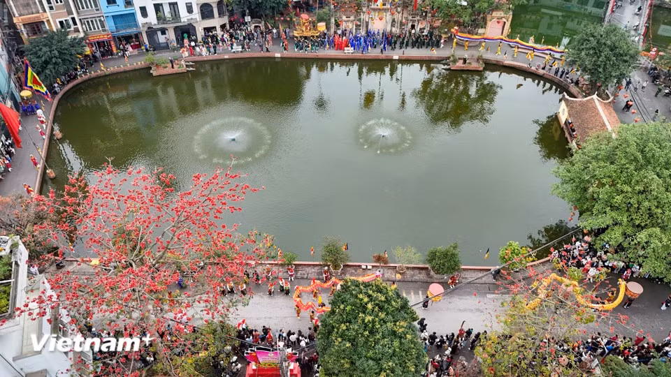 Le festival traditionnel du village de Trieu Khuc, commune de Tan Trieu, district de Thanh Tri, à Hanoï, se déroule chaque année du 9 au 12 du premier mois lunaire. Photo : Vietnam+