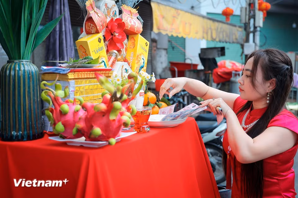 Avant le début de la procession, les villageois préparent des offrandes devant leurs maisons pour saluer le passage de la divinité sacrée. Photo : Vietnam+