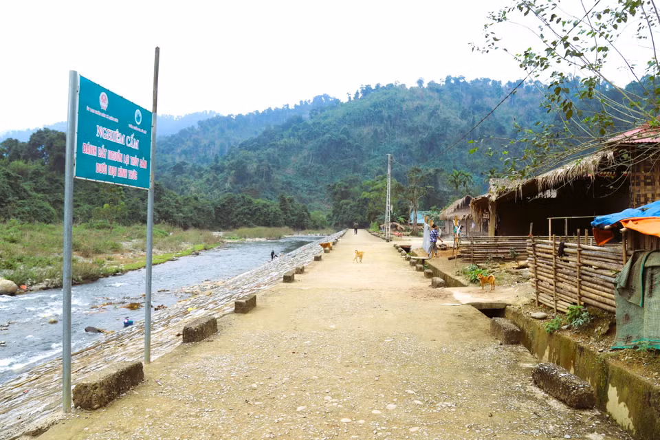 Les rives de la rivières traversant le village de Bung sont sécurisées par des remblais en pierre, protégeant les habitations des Dan Lai contre les risques d'éboulements et de glissements de terrain à la saison des crues. Photo : VNA