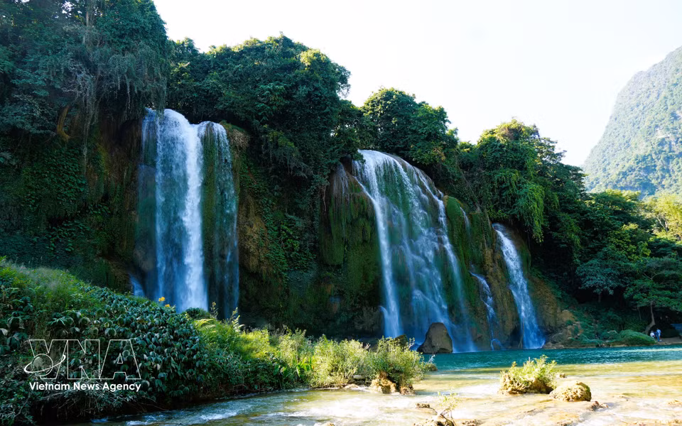 La chute d'eau s'écoulant des hauteurs s'apparente à un long ruban de soie d'une blancheur immaculée. Photo : VNA