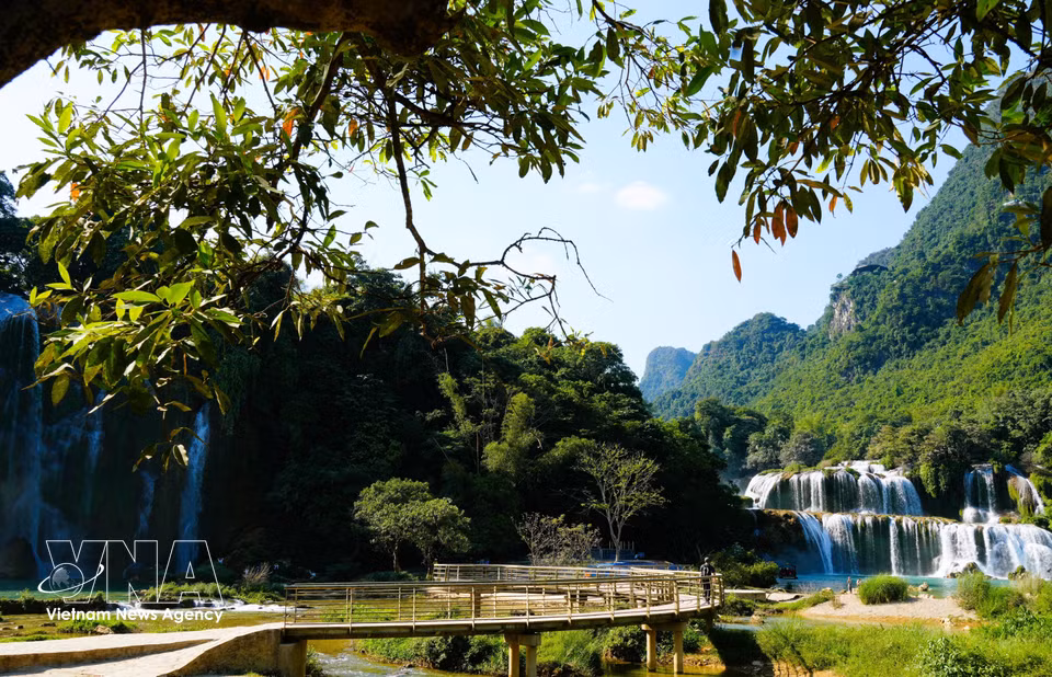 Une passerelle permet aux visiteurs d'accéder au plus près du site pour contempler la splendeur des chutes. Photo : VNA