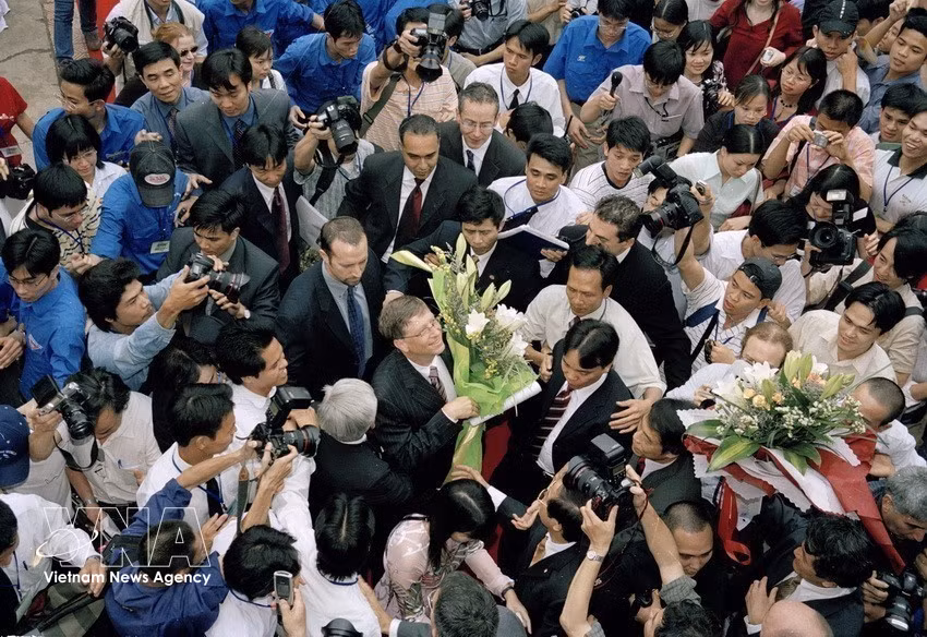 Bill Gates, président du groupe Microsoft, échange avec les cadres, enseignants et étudiants de l'Université des sciences et des technologies de Hanoï, le 22 avril 2006. Photo : VNA