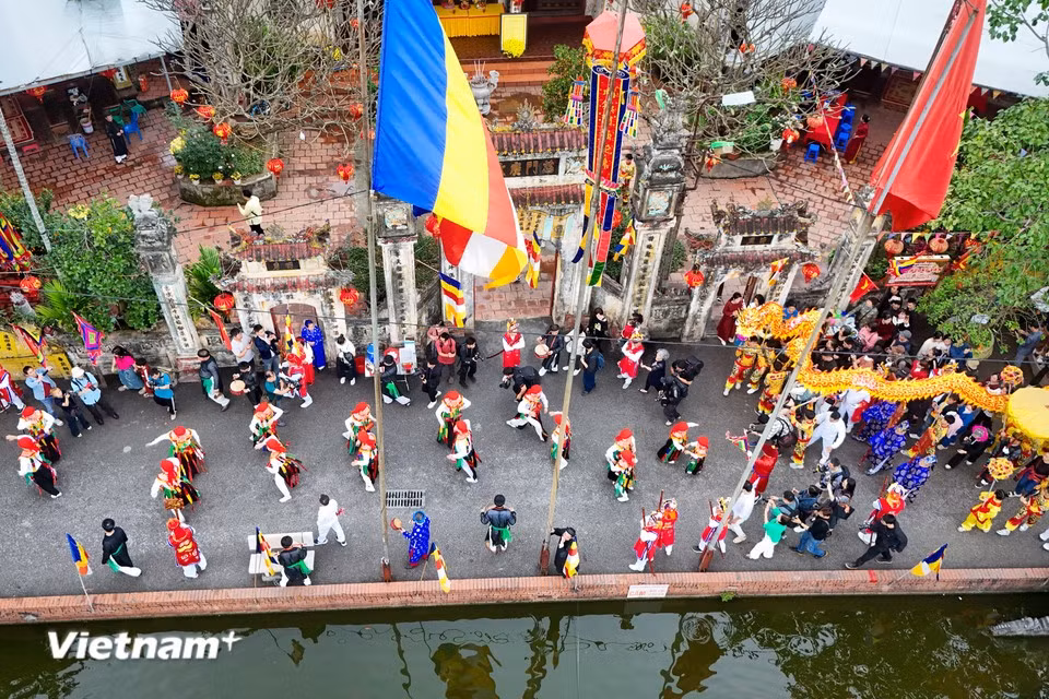 La danse ancestrale « Con di danh bong » est l’un des moments les plus attendus du festival traditionnel du village de Trieu Khuc. Photo : Vietnam+