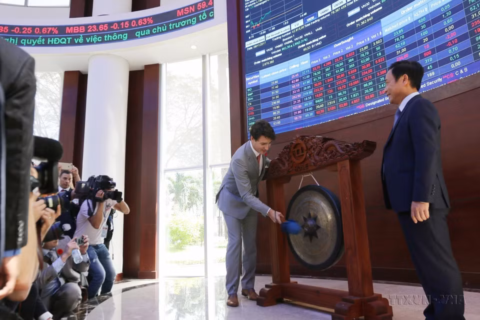 Le Premier ministre canadien Justin Trudeau fait résonner le gong lors de l'ouverture d'une séance de cotation à la Bourse de Hô Chi Minh-Ville, le 9 novembre 2017. Photo : VNA