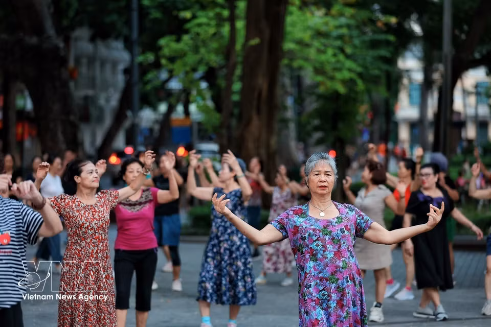 Un groupe de femmes âgées pratique la gymnastique douce pour préserver leur souplesse et cultiver une attitude positive au quotidien. Photo : VNA
