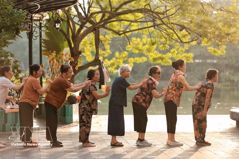 Des femmes âgées participent à une séance d’exercices physiques dans une ambiance conviviale et chaleureuse. Photo : VNA