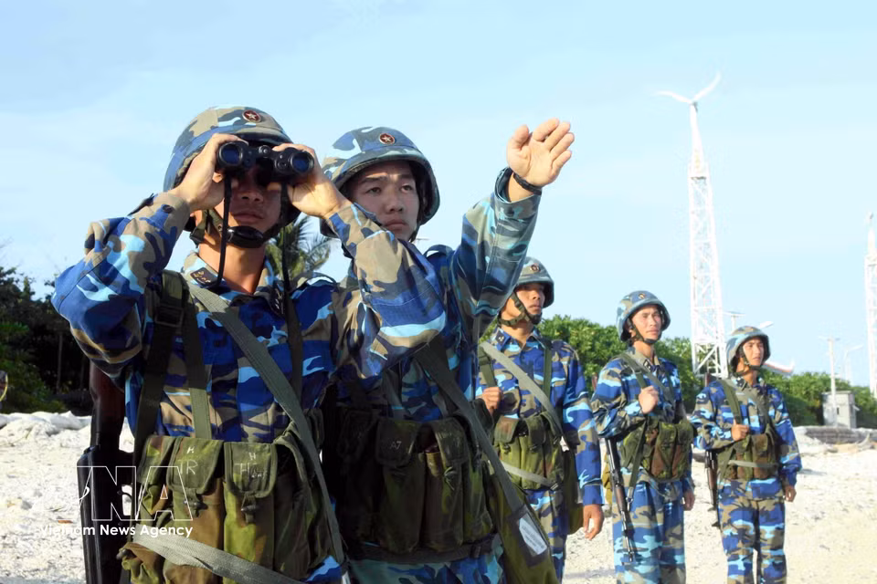 L'infanterie de Marine assure une surveillance constante, jour et nuit, pour garantir la sécurité et la souveraineté des eaux territoriales. Photo : VNA