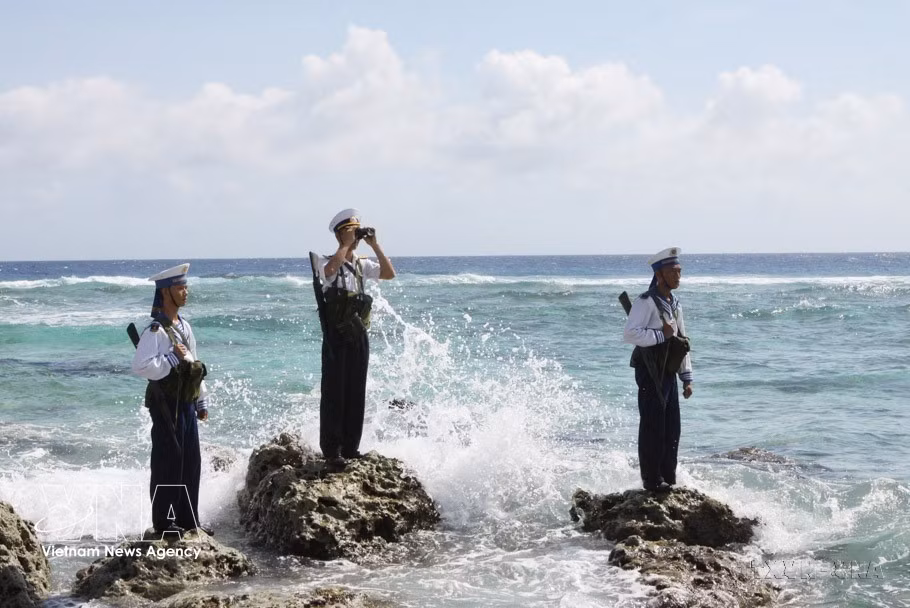 Les officiers et soldats de l’île de Song Tu Tay en mission de surveillance en mer. Photo: VNA