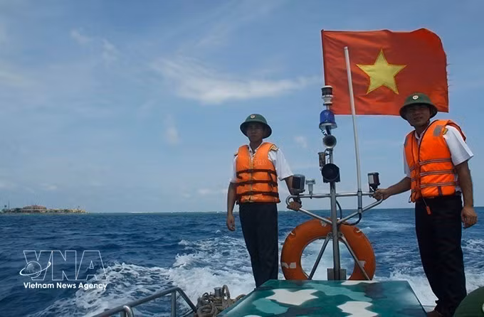 Des soldats en patrouille pour protéger la souveraineté maritime sur l’île de Truong Sa Dong. Photo : VNA
