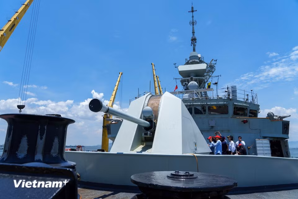 Le canon naval de 57 mm, l'un des principaux systèmes d'armement du NCSM Charlottetown. Photo : Vietnam+.
