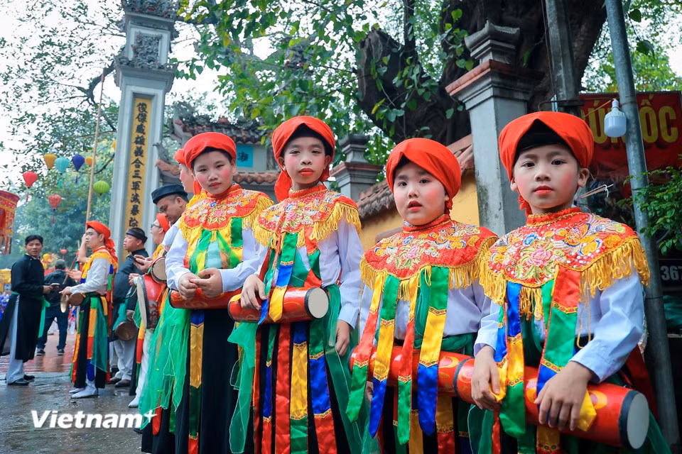 Afin d'encourager le moral des troupes et de les divertir, le roi ordonna à ses soldats de se déguiser en femmes et de danser au rythme des tambours. Photo : Vietnam+