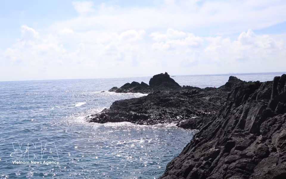 La transparence de l’eau et la douceur des vagues créent un cadre idyllique propice à la détente. Photo : VNA
