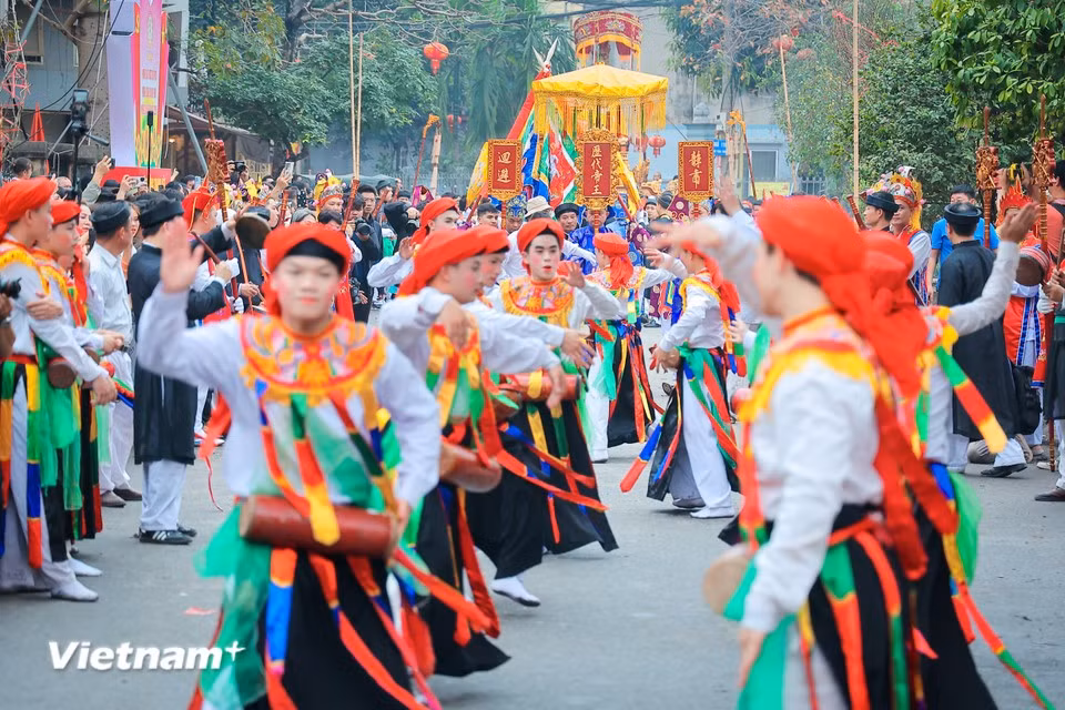La danse « Con di danh bong » suscite chaque année un vif intérêt auprès des habitants locaux et des nombreux touristes. Photo : Vietnam+