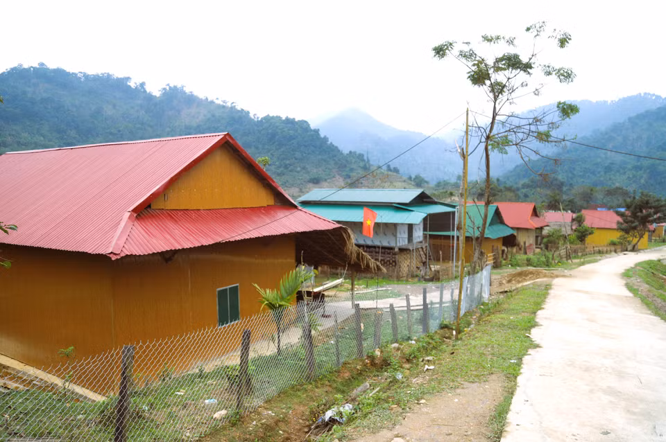 Les nouvelles habitations, érigées dans le cadre du programme gouvernemental d'élimination des logements temporaires et insalubres, transforment le visage du village et insufflent une dynamique de développement pérenne aux habitants de Môn Son. Photo : VNA