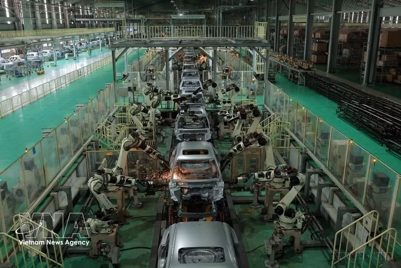 Le groupe THACO investit dans une ligne de soudage automatique de carrosseries équipée de robots de dernière génération capables de pivoter sous tous les angles, garantissant une précision technique et une solidité optimales des structures. Photo : VNA