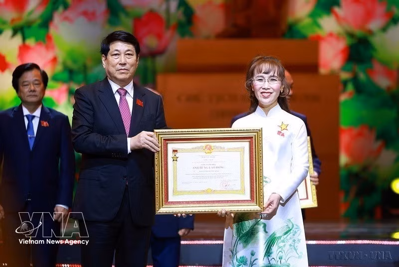 Le président de la République, Luong Cuong, remet le titre de "Héros du travail" à Nguyen Phuong Thao, présidente de Vietjet Air et du groupe Sovico en décembre 2025. Photo : VNA