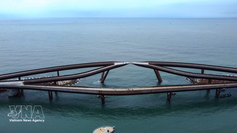 Le "Pont du Baiser" (Kiss Bridge) crée un point d’orgue visuel entre l’espace maritime et les infrastructures de tourisme et de loisirs du sud de Phu Quoc. Photo : VNA