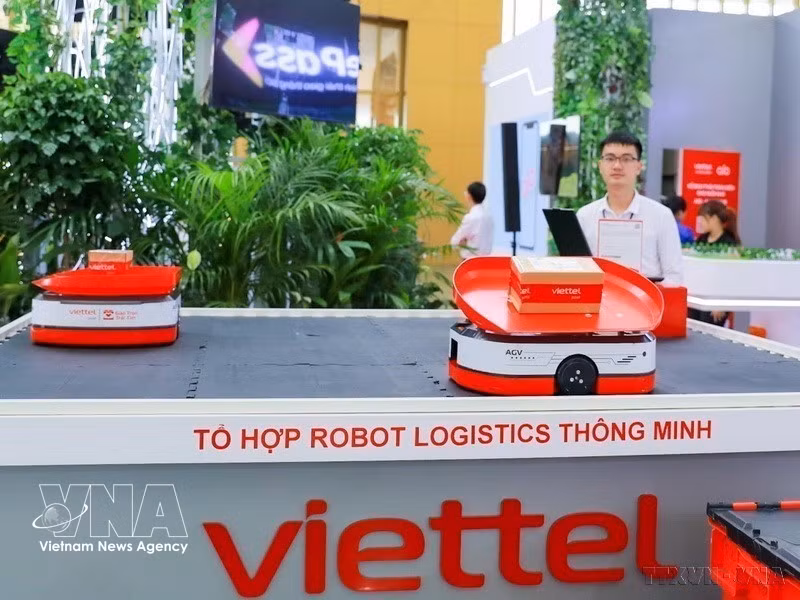 La société générale de télécommunications Viettel présente son complexe de robots logistiques intelligents lors de la Foire d'automne 2025, témoignant des avancées technologiques du groupe. Photo : VNA