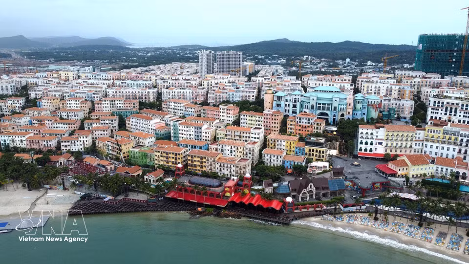 Un aperçu de "Sunset Town", un ensemble architectural aux couleurs vives largement inspiré du style méditerranéen. Photo : VNA